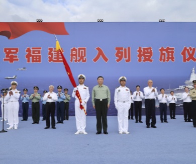 我国第一艘电磁弹射型航空母舰入列 习近平出席入列授旗仪式并登舰视察
