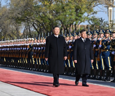 习近平举行仪式欢迎泰国国王访华
