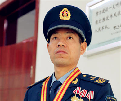 顶天立地的兵 霍新民：在平凡中铸就精彩