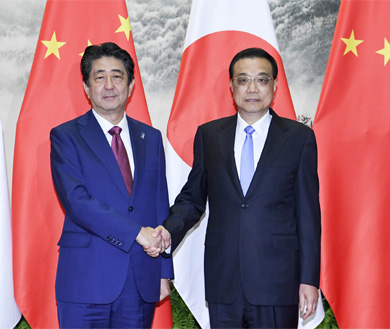 李克强举行仪式欢迎日本首相访华