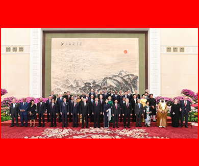 习近平和彭丽媛欢迎出席第二届“一带一路”国际合作高峰论坛的外方领导人夫妇及嘉宾