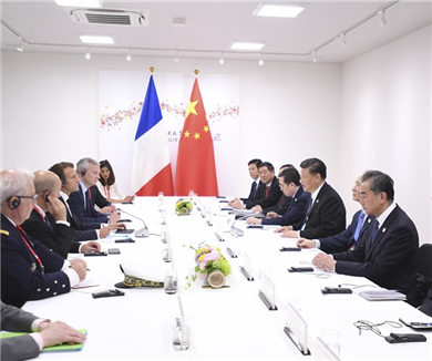 习近平会见法国总统
