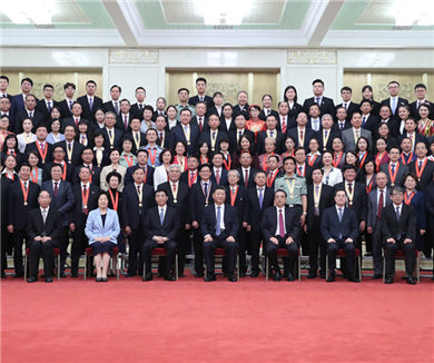 习近平会见全国教育系统先进集体和先进个人代表