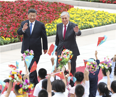 习近平同哈萨克斯坦总统举行会谈