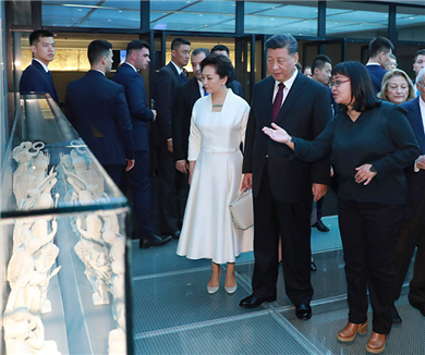习近平和希腊总统共同参观雅典卫城博物馆 