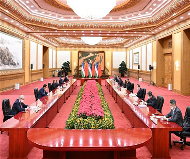 习近平会见乌兹别克斯坦总统