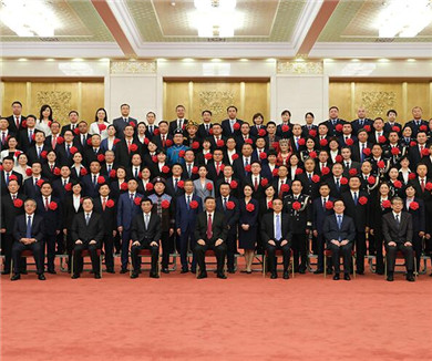 习近平会见全国人民满意的公务员和人民满意的公务员集体代表