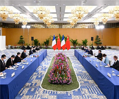 习近平会见法国总统