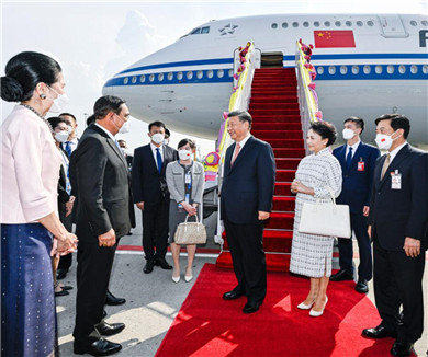 习近平抵达曼谷出席亚太经合组织非正式会议