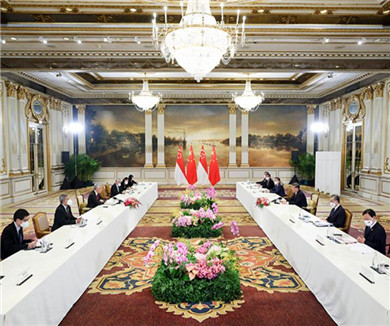 习近平会见新加坡总理