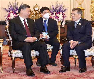 习近平和彭丽媛会见泰国国王和王后