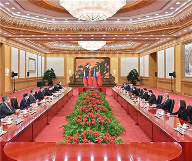 习近平同菲律宾总统举行会谈	