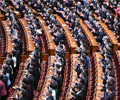 十四届全国人大一次会议举行第五次全体会议