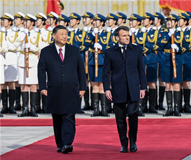 习近平举行仪式欢迎法国总统访华
