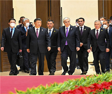 习近平同中亚五国元首共同会见记者