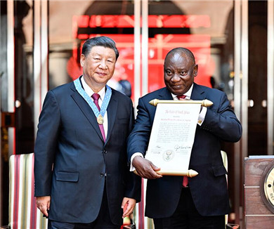 习近平出席南非总统举行的欢迎仪式