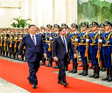 习近平举行仪式欢迎乌拉圭总统访华