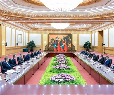 习近平同马尔代夫总统会谈