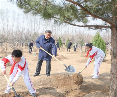 习近平在参加首都义务植树活动时强调