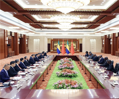 习近平会见加蓬总统