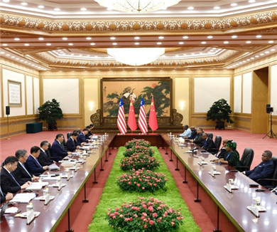 习近平会见利比里亚总统