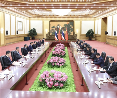 习近平会见泰国总理